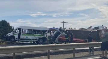 Tekirdağ’da yolcu minibüsü ile vinçli kamyon çarpıştı: 3’ü ağır 12 yaralı
