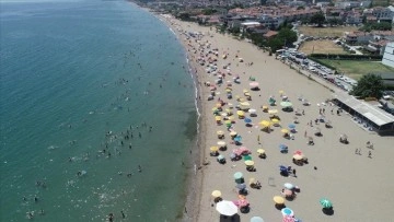 Tekirdağ'da sıcaktan bunalanlar sahillerde serinlemeye çalışıyor