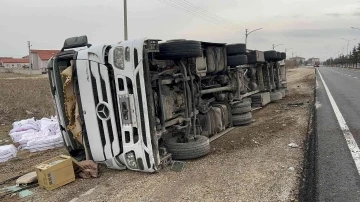 Tekstil malzemesi yüklü tır devrildi, 1 kişi yaralandı
