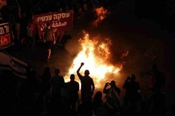 Tel Aviv’de Gazze’deki esirlerin aileleri ve destekçileri sokağa indi
