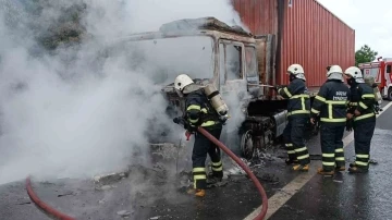 TEM’de beyaz eşya yüklü tır alev alev yandı: &quot;Canımı zor kurtardım&quot;
