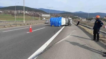 TEM’de kontrolden çıkan kamyonet devrildi