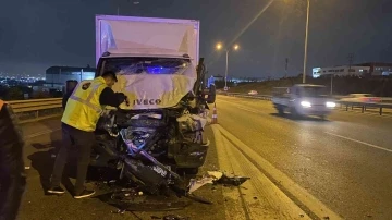 Tıra çarpan kamyonetin sürücüsü yaralandı