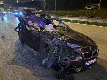 TEM’de tıra çarpan otomobilin tavanı koptu: 1 ölü, 2 yaralı
