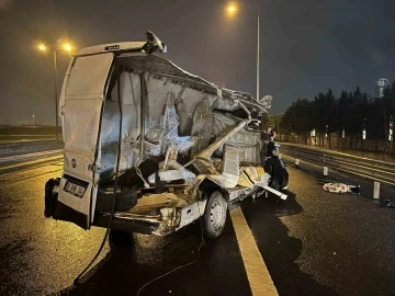 TEM’de tıra çarpan panelvan ikiye bölündü: 1 ağır yaralı
