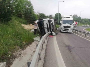 TEM’in bağlantı yolunda tır devrildi: 1 yaralı
