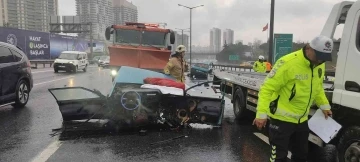 TEM Otoyolu’nda kaza yapan otomobil ikiye bölündü: 2 yaralı
