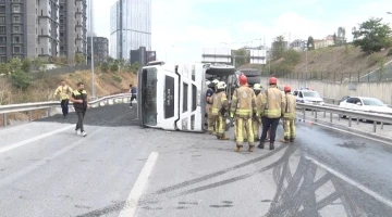 TEM Otoyolu’nda sapağı kaçıran hafriyat kamyonu devrildi: 1 yaralı
