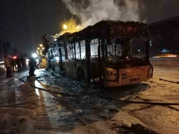 TEM Otoyolunda alev alev yanan İETT otobüsünde patlamalar meydana geldi
