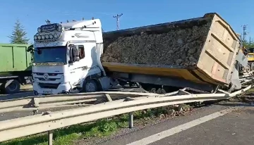 TEM Otoyolunda hafriyat kamyonu bariyerlere çarptı:1 yaralı
