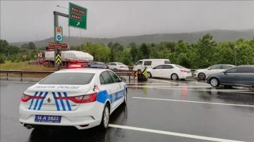 TEM Otoyolu'nda meydana gelen heyelan nedeniyle Ankara-İstanbul yönü trafiğe kapatıldı