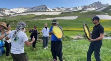 Temmuz’un ilk gününde karda kayıp karlı pekmez yediler
