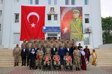 Temsili askerlik yapan engelliler, yemin ederek terhis oldu
