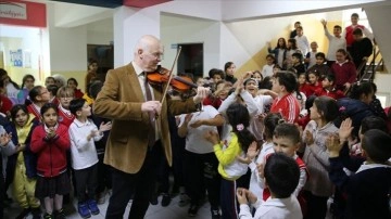 Teneffüste kemanıyla çaldığı ezgilerle öğrencilerinin hayatına dokunuyor