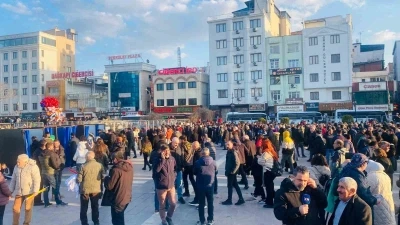 Terör örgütü elebaşı Öcalan’ın PKK’ya silah bırakma çağrısı Diyarbakır’da dev ekrandan takip edildi
