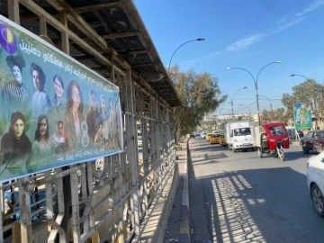 Terör örgütü PKK, Kerkük merkezine teröristlerin bulunduğu pankart astı
