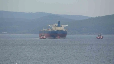 Tersane bakımına götürülen 274 metrelik tanker Çanakkale Boğazı’ndan yedeklenerek geçti
