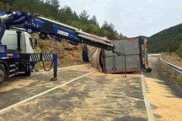 Tersun Dağı geçidinde tır devrildi, makarnalar yola saçıldı
