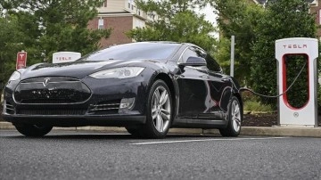 Tesla, Çin'de satılan 1,6 milyon elektrikli aracını geri çağırdı