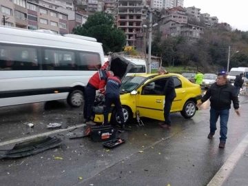 Ticari taksi kamyonetle çarpıştı: 2 yaralı
