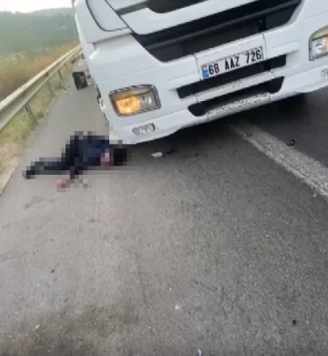 TIR, emniyet şeridinde duran TIR'a çarptı; 2 şoför öldü