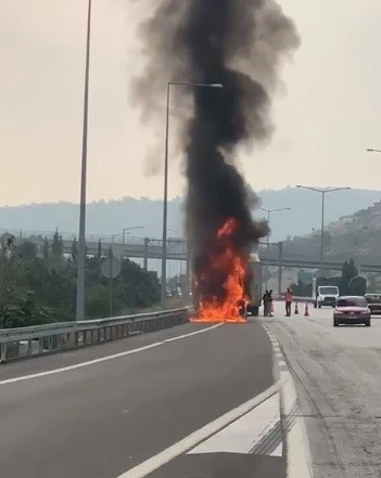 Tır otoyolda alev alev yandı
