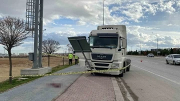 Tır tabelaya, tabela da yol kenarındaki şoföre çarptı: Sürücü ağır yaralandı
