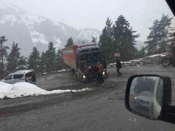 Tır virajı alamadı, yol ulaşıma kapandı
