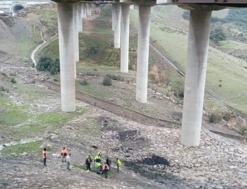 Viyadükte asılı kalan tırın sürücüsü metrelerce yükseklikten düştü