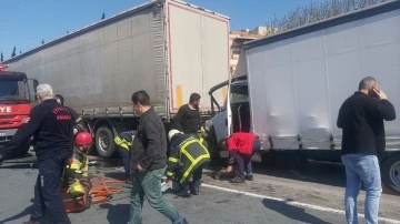 Tıra çarpan kamyonetin sürücüsü araçta sıkıştı, TEM otoyolu kapandı
