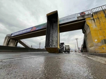 Tıraylerin açılan damperi üst geçitte asılı kaldı
