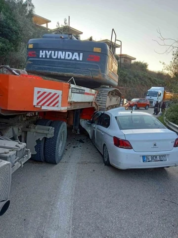 Tırın altına giren araçtan yaralı çıktılar
