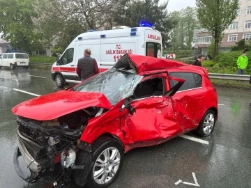 Tırın çarptığı otomobilde bulunun anne kız yaralandı
