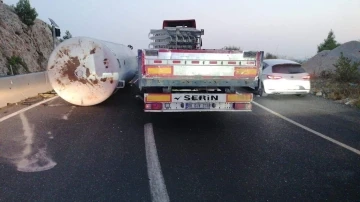 Tırın dorsesindeki tanker yola düştü, Muğla yolu trafiğe kapandı
