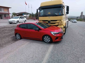 Tırın sürüklediği otomobildeki 5 kişilik aile yara almadan kurtuldu
