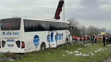 Tırla çarpışan otobüs refüje çıktı: 1’i ağır 15 yaralı
