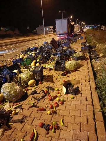 Tırlar kaza yaptı, meyveler yola saçıldı
