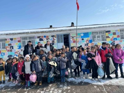 Tiyatro oyununun geliri çocuklar ve sokak hayvanlarına bağışlandı
