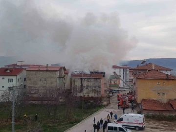 Tokat’ta 3 katlı binanın çatısında korkutan yangın