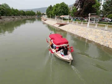 Tokat’ta depremden etkilenen çocuklar sandallarla gezdirildi
