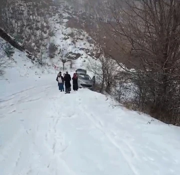 Tokat’ta karlı yolda tır mahsur kaldı, kayan aracı ise uçuruma düşmekten ağaç kurtardı
