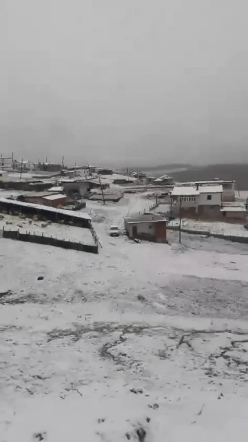 Tokat’ta mayıs karı yaylayı beyaza bürüdü
