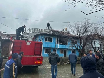 Tokat’ta mumdan çıkan yangın evi kullanılamaz hale getirdi
