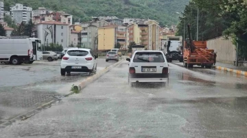 Tokat’ta sağanak yağışta sokaklar göle döndü
