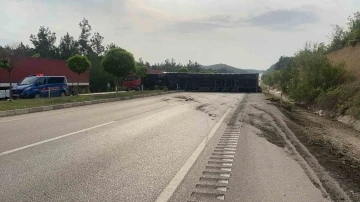 Tokat’ta un yüklü tır devrildi: Un çuvalları yola savruldu
