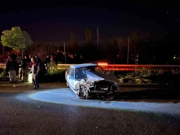 Tokat’ta virajı alamayan otomobil bariyerlere çarptı: 2 yaralı
