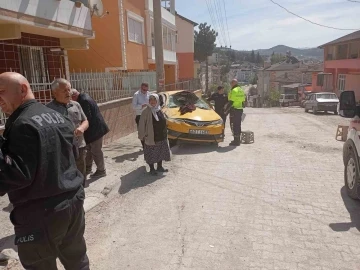 Tokat’ta yokuş aşağı inen taksi takla attı: Yolcu yaralandı
