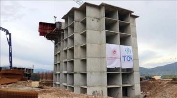 TOKİ'nin İslahiye'deki deprem konutları projesinde bir bloğun kaba inşaatı tamamlandı