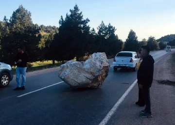 Tonlarca ağırlığındaki kaya yola yuvarlandı
