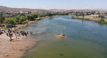 Topu almak için girdikleri Kızılırmak’ta kayboldular: 3 çocuktan birinin cansız bedenine ulaşıldı
